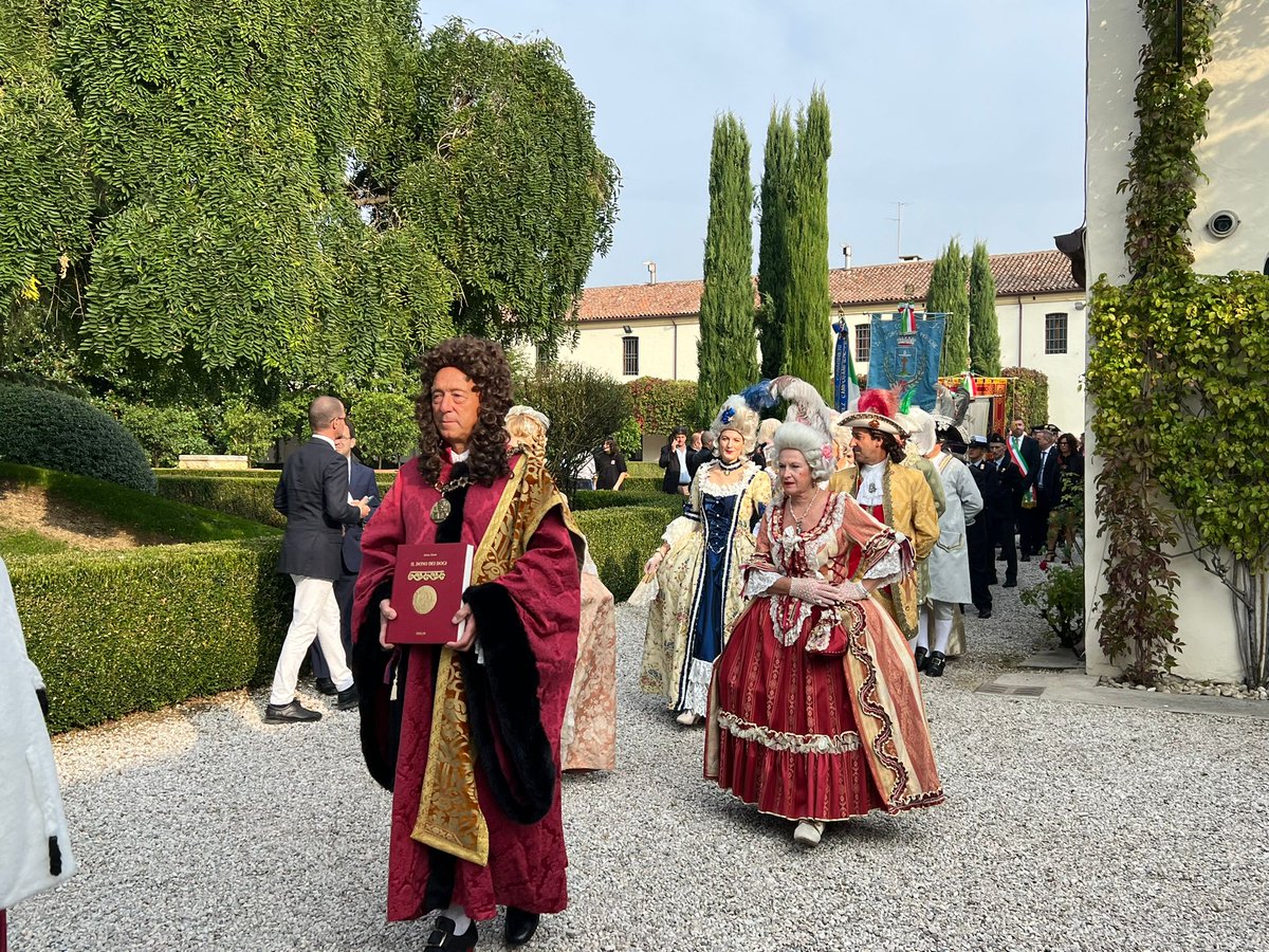 AntonioDePoli's tweet photo. Cerimonia di inaugurazione della 276a edizione dell' Antica Fiera Di Arsego. Prodotti tipici dell’agricoltura, mostre del commercio e dell’artigianato, bestiame, macchine e attrezzature https://t.co/DMRZligHWK 
#Arsego #FieraDiArsego https://t.co/fzH0wO5IP5