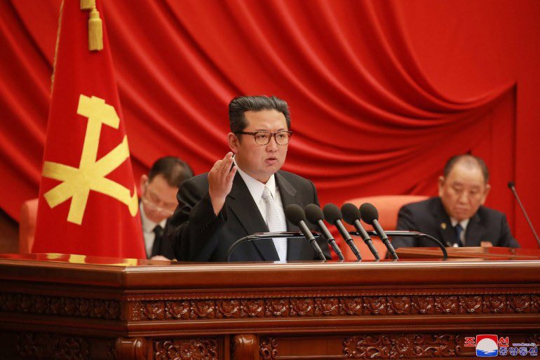 KimJongUnArabic's tweet photo. بابا الفاتيكان طلب دعوة من الزعيم كيم جونغ أون لزيارة كوريا الشمالية وزعيم كوريا يرد : ليس مُرحب بك في أراضينا، تتحدث عن أوكرانيا وتُدين روسيا ولكن لا تستطيع إدانة فظائع إسرائيل في غزة ولم تُدين غزو أمريكا للعراق ولا تستطيع إدانة فرنسا في أفريقيا .. ليس مُرحباً بك في بلادنا. https://t.co/g4YmGQz1ko