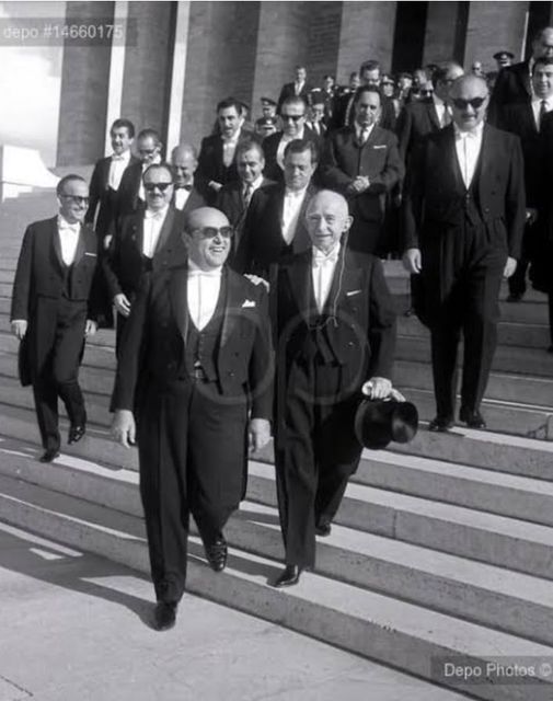 Süleyman Demirel'in İsmet İnönü İle Anısı........

"39 yaşında Başbakan oldum. Ana muhalefet lideri İnönü'ydü. Yeminle söylüyorum; onunla görüşmeye giderken dizlerim titrerdi. Ben alt tarafı Çoban Sülü. O ise Garp Cephesi kumandanı, Cumhuriyet'in İkinci Adamı'ydı."
Seçimlerden