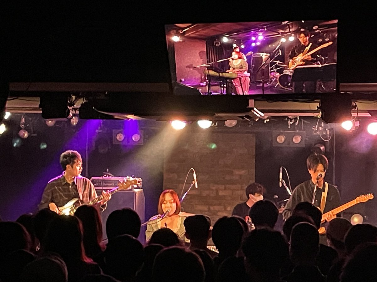 gpr_info's tweet photo. 続いても久しぶりのライブとなる辻林美穂さん。
コロナ禍でのおうち配信でも演奏してくださった「夢のデリシャスカロリー帝国」など、全6曲をバンド編成で披露。
MCでは最近の体重推移をご報告いただきました。
#GPR50 https://t.co/93mYi5zmbf