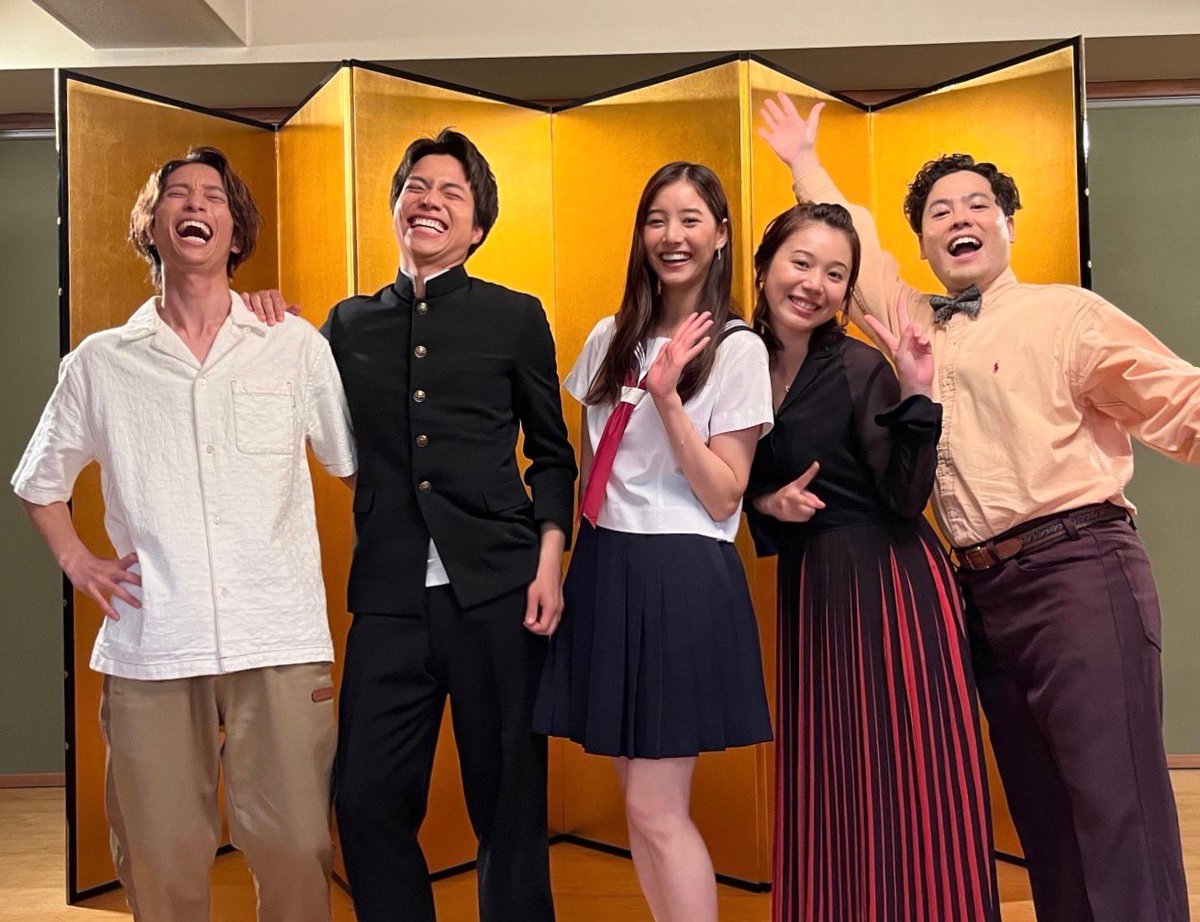 oshidoraEX's tweet photo. ／
#単身花日 🎆
第1話配信中‼️
＼

第1話のサブタイトルは
「危険な快楽 ー セーラー服と罰ゲーム」🥀

でも…撮影は罰ゲームではなく、
ホントの同窓会みたいでした！！

TVerで配信中です👇
https://t.co/ujeMHhHVyS

#重岡大毅 #新木優子 #田中樹 #高梨臨 #前原瑞樹 #金澤美穂 https://t.co/eQQwKb8PHc