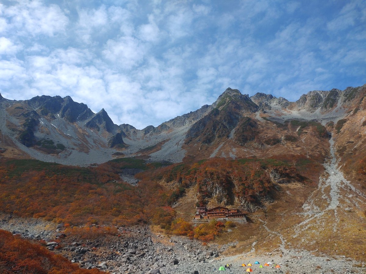 neri_de_gans's tweet photo. 今日は真っ白でしたが昨日は見事な錦繍でした

神さまの景色をお裾分け。 https://t.co/BA3W0hUagF