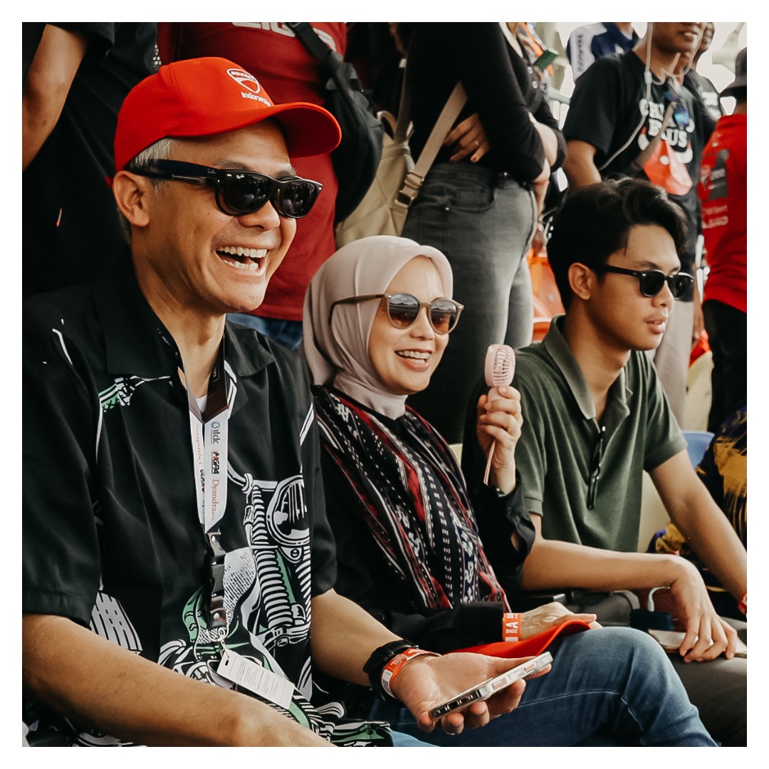 ganjarpranowo's tweet photo. MotoGP Mandalika tahun ini memang luar biasa. Lebih jos dibanding tahun lalu. Penontonnya lebih banyak. Aksi-aksi ridernya juga lebih memukau. Yah meskipun Marquez dan Jorge Martin tidak bisa menyelesaikan race. Kalau kata @TGBMZainulMajdi, race mereka gak mulus karena gak mau minjam seratus. 😁