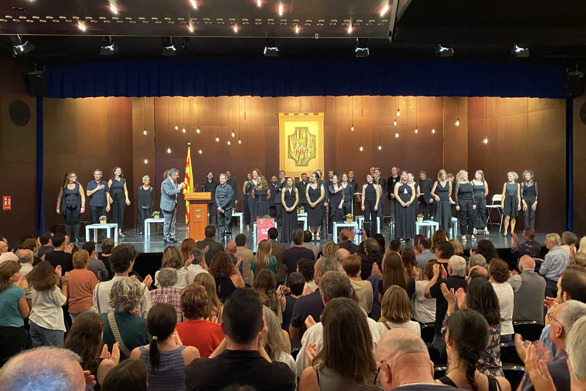 AjBanyoles's tweet photo. 🎶El pregó de la companyia Cor de Teatre ha obert aquest migdia la Festa Major de Sant Martirià. Davant d'un Teatre Municipal ple fins 30 intèrprets de la companyia han anat recordant la seva trajectòria en un pregó farcit d'anècdotes i de música i de #Banyoles https://t.co/9KQeSHAZt4