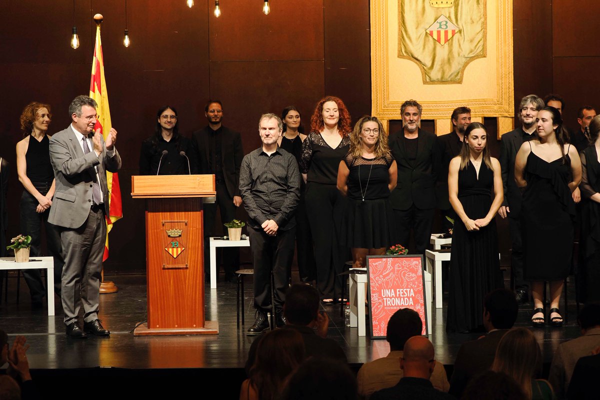 AjBanyoles's tweet photo. 🎶El pregó de la companyia Cor de Teatre ha obert aquest migdia la Festa Major de Sant Martirià. Davant d'un Teatre Municipal ple fins 30 intèrprets de la companyia han anat recordant la seva trajectòria en un pregó farcit d'anècdotes i de música i de #Banyoles https://t.co/9KQeSHAZt4
