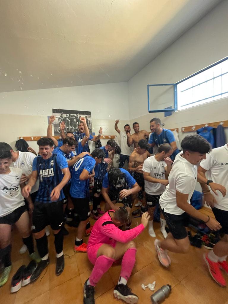 cdmetelinense's tweet photo. 🔵🎶 "Dicen que estamos locos de la cabeza..." 

⚽🍍+3 https://t.co/sGsuEPScXJ