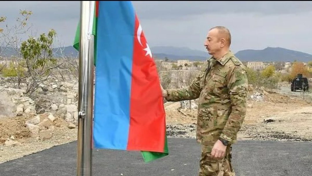 🔴  Azerbaycan Cumhurbaşkanı Aliyev, işgalden kurtarılan Hankendi şehrinde Azerbaycan bayrağını bizzat göndere çekti.
