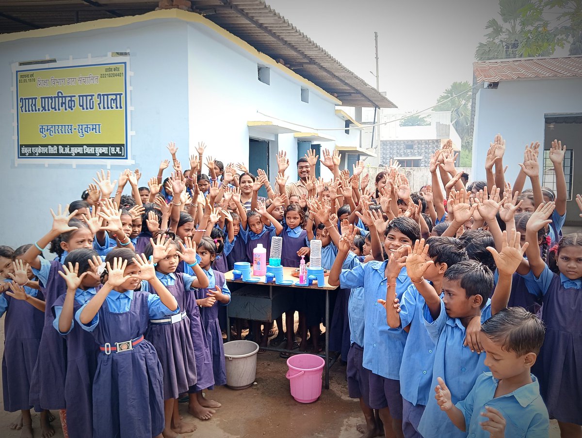 Kesharisahu3's tweet photo. Clean hands are not a privilege, but a necessity. On #HandwashingDay, 
let's emphasize the importance of hand hygiene in preventing diseases and making the world a healthier place. @SukmaDist
💧👐 #GlobalHandwashingDay #CGforHandWashing https://t.co/tvIYbCPkLB