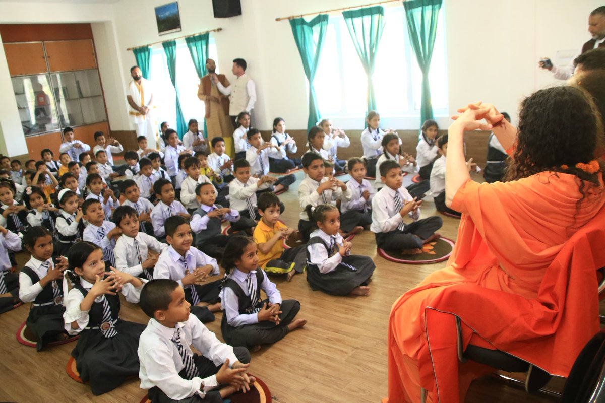 SadhviBhagawati's tweet photo. Such an incredible joy to spend #GlobalHandwashingDay w/@PujyaSwamiji, our Rishikumars & the beautiful children of #Uttarkashi, who we reminded that #HealtyHandsAreHappyHands!
#HandwashingDay #Handwashing #HandHygiene #CleanHandsAreWithinReach #CleanHandsSafeHands #GermsFree https://t.co/zR8QSWFOUL