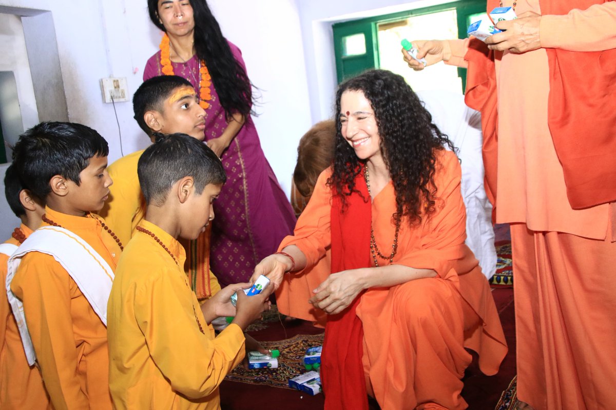 SadhviBhagawati's tweet photo. Such an incredible joy to spend #GlobalHandwashingDay w/@PujyaSwamiji, our Rishikumars & the beautiful children of #Uttarkashi, who we reminded that #HealtyHandsAreHappyHands!
#HandwashingDay #Handwashing #HandHygiene #CleanHandsAreWithinReach #CleanHandsSafeHands #GermsFree https://t.co/zR8QSWFOUL