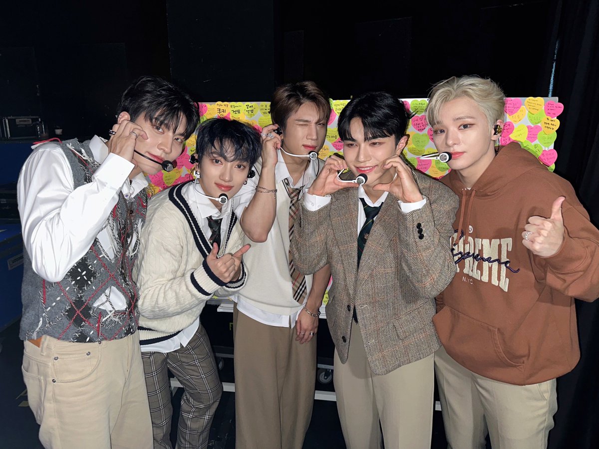 VannerOfficial's tweet photo. [#VANNER]

아름답고 찬란했던 첫 팬콘서트 마무리❣️
VVS와 배너가 같은 꿈을 꾸는
이 순간은 영원할 거야💎

#배너
#VVS_Adventure https://t.co/jeDjjfcmzY