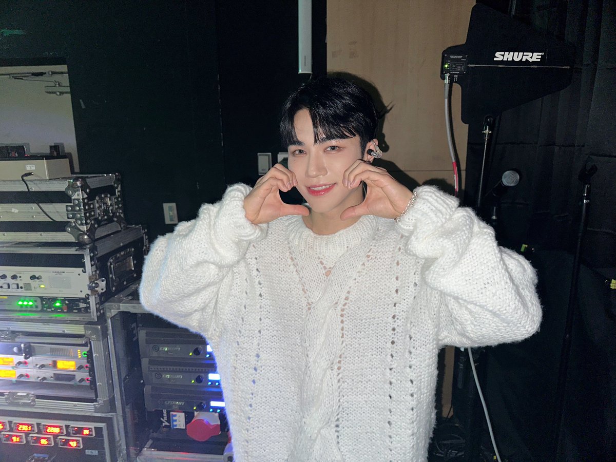 VannerOfficial's tweet photo. [#VANNER]

아름답고 찬란했던 첫 팬콘서트 마무리❣️
VVS와 배너가 같은 꿈을 꾸는
이 순간은 영원할 거야💎

#배너
#VVS_Adventure https://t.co/jeDjjfcmzY