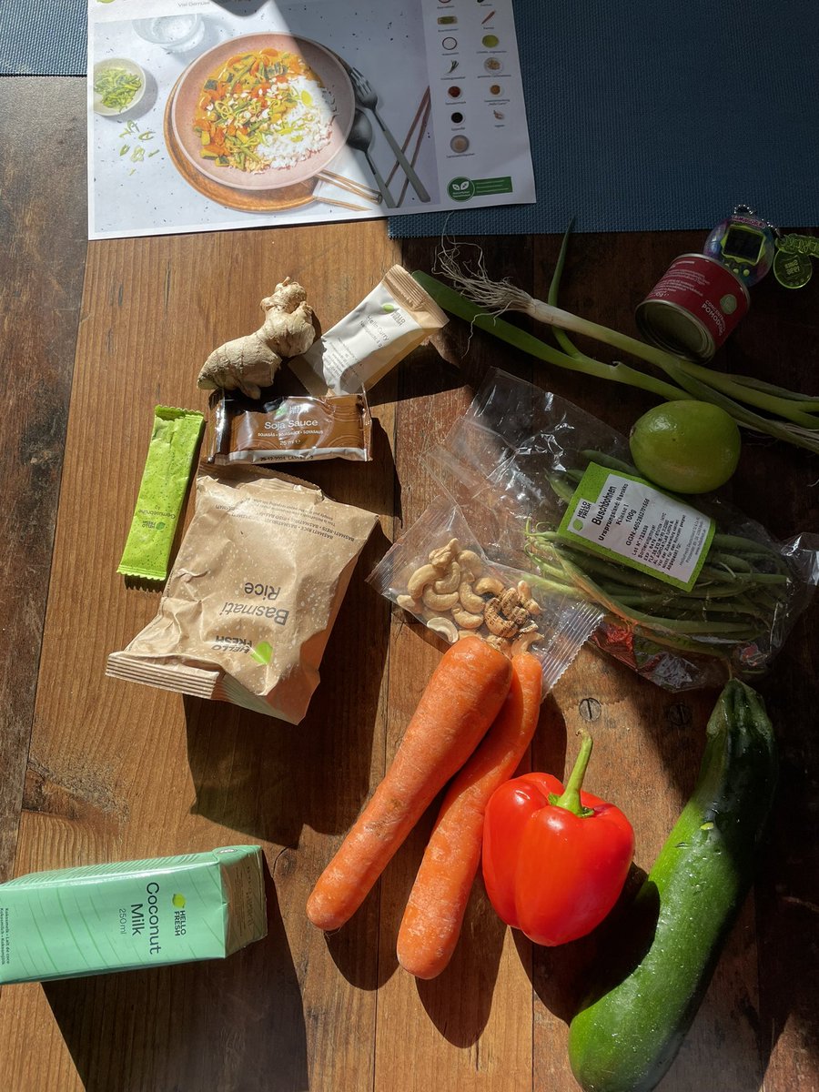 LorConan's tweet photo. Letztes Gericht der Kochbox 23 wird heute zubereitet.
Und diesmal werde ich beim Kochen von meinem kleinen Racker begleitet.

#LorKocht #HelloTest #Tamagotchi https://t.co/NiBAzi1Nd9