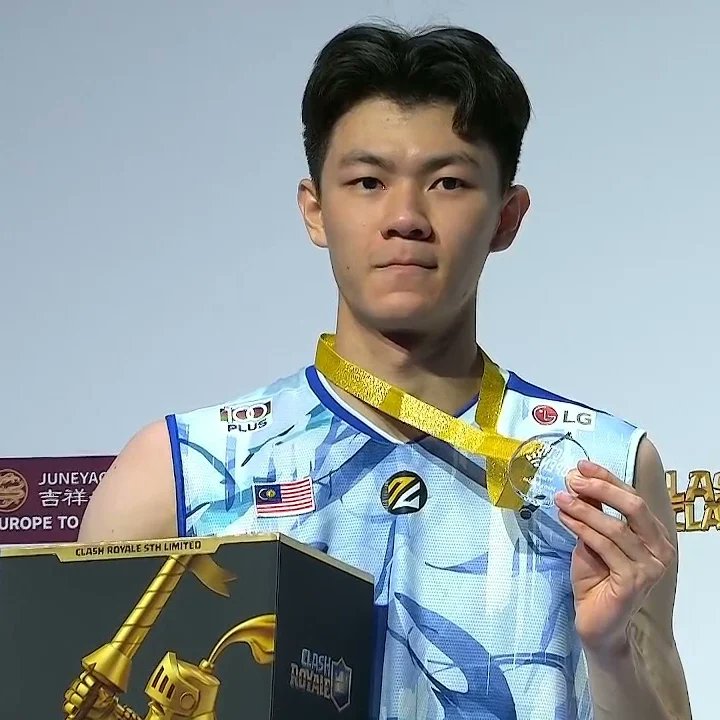 theirsupporters's tweet photo. after all the ups and downs, he is back on the highest podium today 🥹🌟  keep shining lee zii  jia ! 🫰🏻 https://t.co/k8BU50gaWY