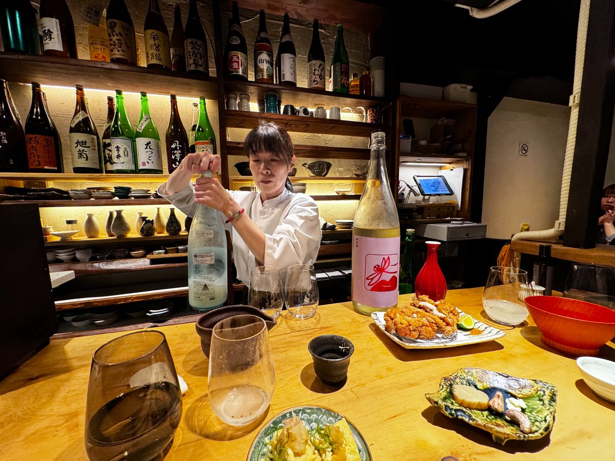themartian_kk's tweet photo. 『新橋日本酒 おだしと、おさけ。すずめ』

烏森のワチャワチャエリアにひっそり佇む日本酒天国な隠れ家小料理屋さん🍶1合1,650円の固定価格制度で数十種の日本酒と、小粋なアテがしっぽり楽しめて良いお店ですねえ。議論に花が咲き4時間も居座ってしまいました。ほぼ蟹のカニクリームコロッケ最高🦀 https://t.co/45YNM4yhFp