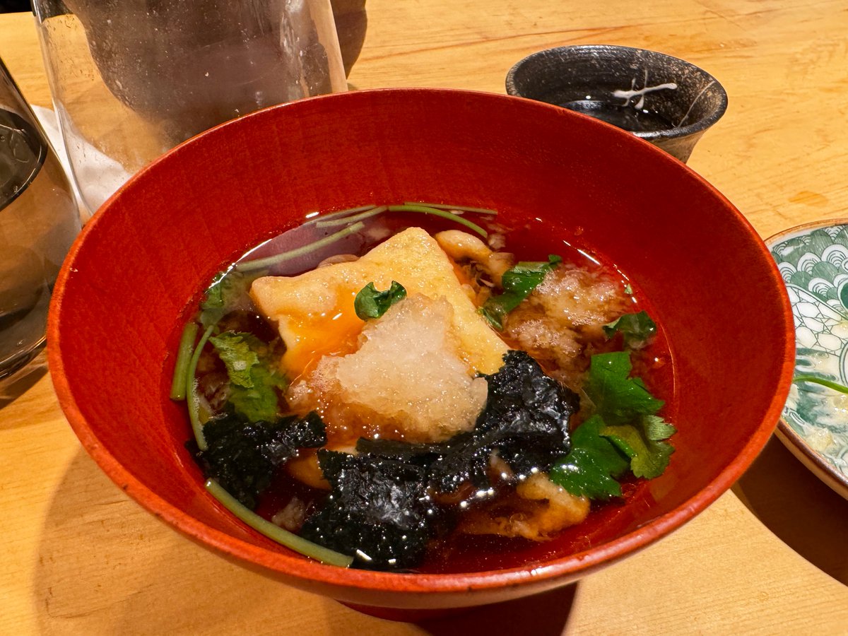 themartian_kk's tweet photo. 『新橋日本酒 おだしと、おさけ。すずめ』

烏森のワチャワチャエリアにひっそり佇む日本酒天国な隠れ家小料理屋さん🍶1合1,650円の固定価格制度で数十種の日本酒と、小粋なアテがしっぽり楽しめて良いお店ですねえ。議論に花が咲き4時間も居座ってしまいました。ほぼ蟹のカニクリームコロッケ最高🦀 https://t.co/45YNM4yhFp
