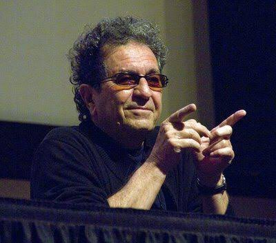 Questa notte i terroristi #pasdaran hanno massacrato a colpi di coltello #DariushMehrjui e sua moglie, 84 anni, uno dei registi più prestigiosi del cinema #iraniano, considerato il padre della cinematografia moderna in #Iran. Sono stati accoltellati a morte da un #pasdaran che ha