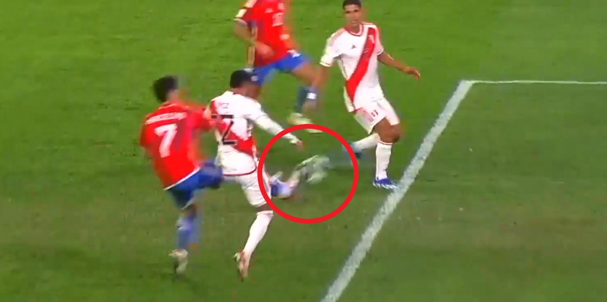 2010MisterChip's tweet image. Revisado el segundo gol de Chile a Perú. El remate final es de Marcelino Núñez que mete su pierna derecha entre las piernas de Marcos López.

Es el gol más rápido de un suplente chileno (114 segundos) en TODA la historia de las Eliminatorias.

Espero que tomen nota en @CONMEBOL.