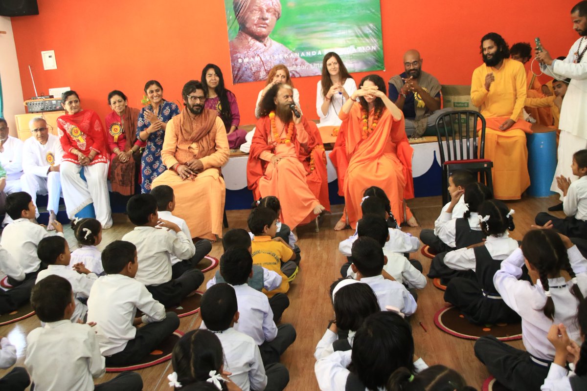 PujyaSwamiji's tweet photo. Glad to visit the students of #Uttarkashi on this #GlobalHandwashingDay to spend time together in the name of #health, #hygiene and for a healthy, happy society!
#HandwashingDay #Handwashing #HandHygiene #CleanHandsAreWithinReach #DiseaseFree #CleanHandsSafeHands #GermsFree https://t.co/nxpYbhJWf0