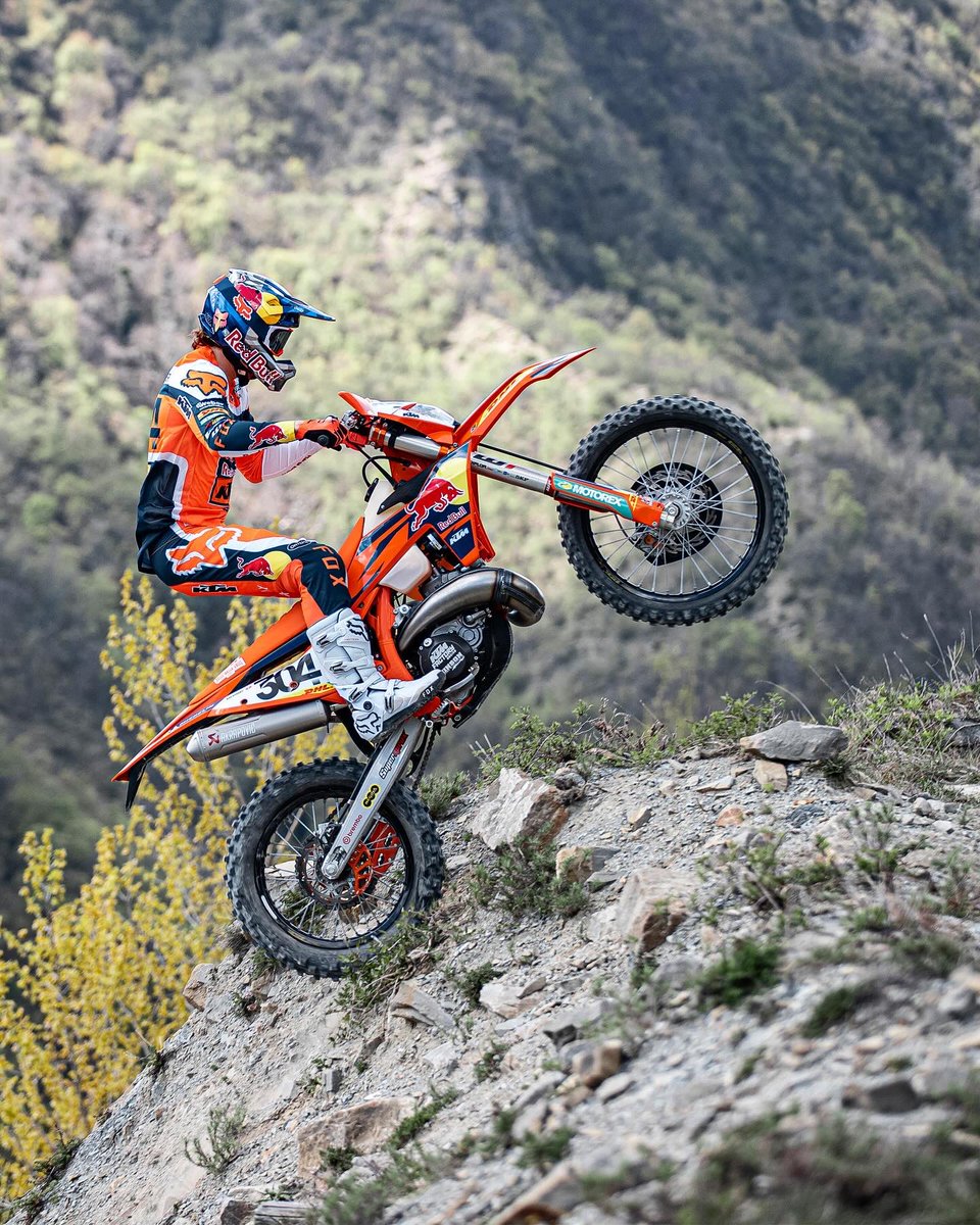 Akrapovič tweet media