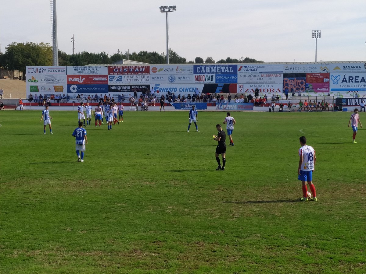 Nuestra @UD_Barbastro consigue la 1a victoria de la temporada al derrotar por 3-2 al @canteraalaves. Partido trepidante y de emoción donde los locales fueron superiores y esta vez si se consiguió el premio. Dos golazos de @Sidibe_08 y otro de @Alexgonpi10 decantaron el marcador.