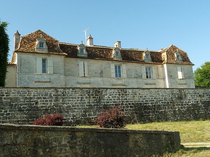 MonumentumFr's tweet photo. Logis de la Lèche à #Touvre (#Charente) Logis de la fin du XVIIe siècle. Des murs de soutènement appuient les terres qui soutiennent le logis. Un portail sommé de trois acrotères à boule, conduit dans une cour ...
Suite 👉 https://t.co/zSX9awXyc1
#Patrimoine #MonumentHistorique https://t.co/Mk5XMeJPYs