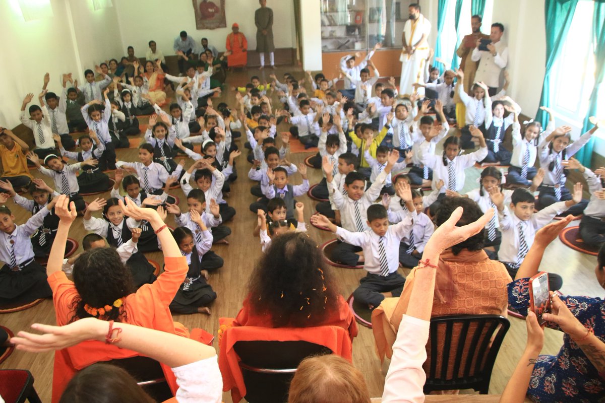 PujyaSwamiji's tweet photo. Glad to visit the students of #Uttarkashi on this #GlobalHandwashingDay to spend time together in the name of #health, #hygiene and for a healthy, happy society!
#HandwashingDay #Handwashing #HandHygiene #CleanHandsAreWithinReach #DiseaseFree #CleanHandsSafeHands #GermsFree https://t.co/nxpYbhJWf0