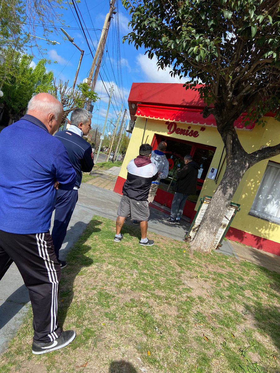 bbbolsa's tweet image. la panadería del barrio llena de tipos con cara de culo que tienen que ir a comprar las facturas porque es el día de la madre