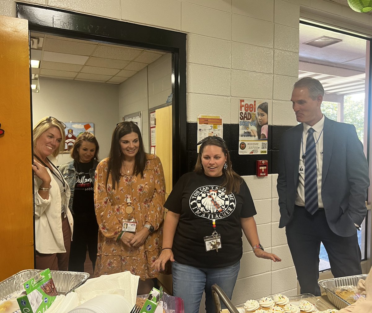 WarrenCoSchools's tweet photo. Congratulations to @OESCards for placing third in our fundraising campaign for @UnitedWaySOKY! The faculty and staff members were treated to sweet treats hand-delivered by Superintendent Clayton and other members of Executive Leadership! #CommunityMatters #PreschooltoProfession https://t.co/L8gYPYWScD