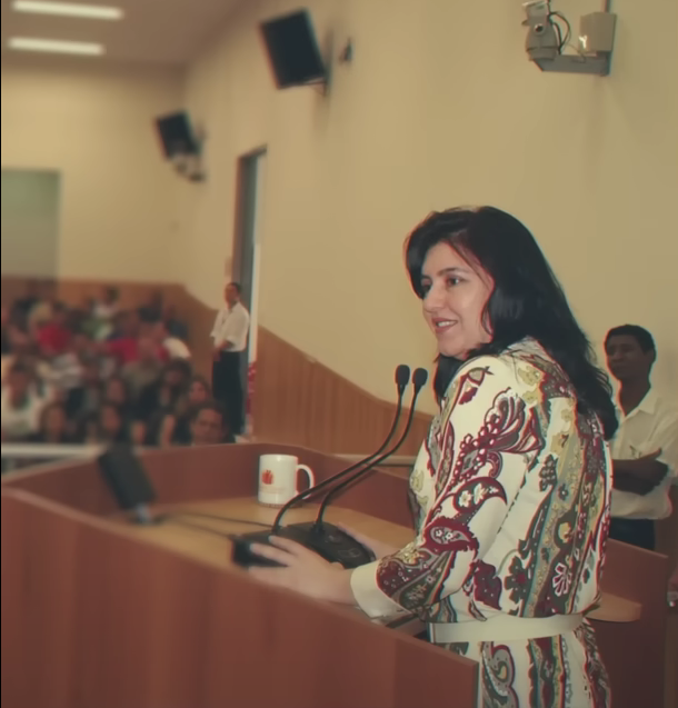 Com grande orgulho comecei minha vida profissional como professora. Ensinei e aprendi muito em sala de aula. Parabéns a todos os professores que carregam o dom de dividir seu conhecimento e acolher seus alunos. Muito obrigada pelo trabalho que vocês fazem todos os dias!