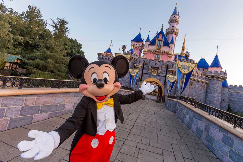 GossipRoomOff's tweet photo. 🚨 La Walt Disney Company a annoncé faire un don de 2 millions de dollars à des organisations qui travaillent sur l’aide humanitaire apportée en Israël. 🇮🇱

"À la suite des horribles attaques terroristes visant les Juifs en Israël le week-end dernier, nous devons tous faire ce que nous pouvons pour soutenir les personnes innocentes qui subissent tant de douleur, de violence et d’incertitude – en particulier les enfants. Nous condamnons ces attaques, la haine qui les a motivées, ainsi que tous les actes de terrorisme, et nous continuerons à travailler pour trouver davantage de moyens d’apporter notre soutien à la région et d’honorer les victimes, leurs familles et tous ceux touchés par cette guerre." a déclaré le PDG de Disney. 💰 (via CNN)