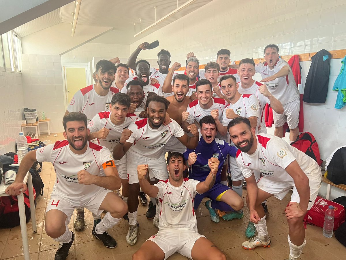 CastueraCd's tweet photo. Éste grupo se merecía una alegría como ésta, el trabajo duro siempre da sus frutos. ¡¡Seguimos equipo!!

#AguanteCastuera⚪️🔴
#VamosCastuera⚪️🔴 https://t.co/uCShbuO1cE