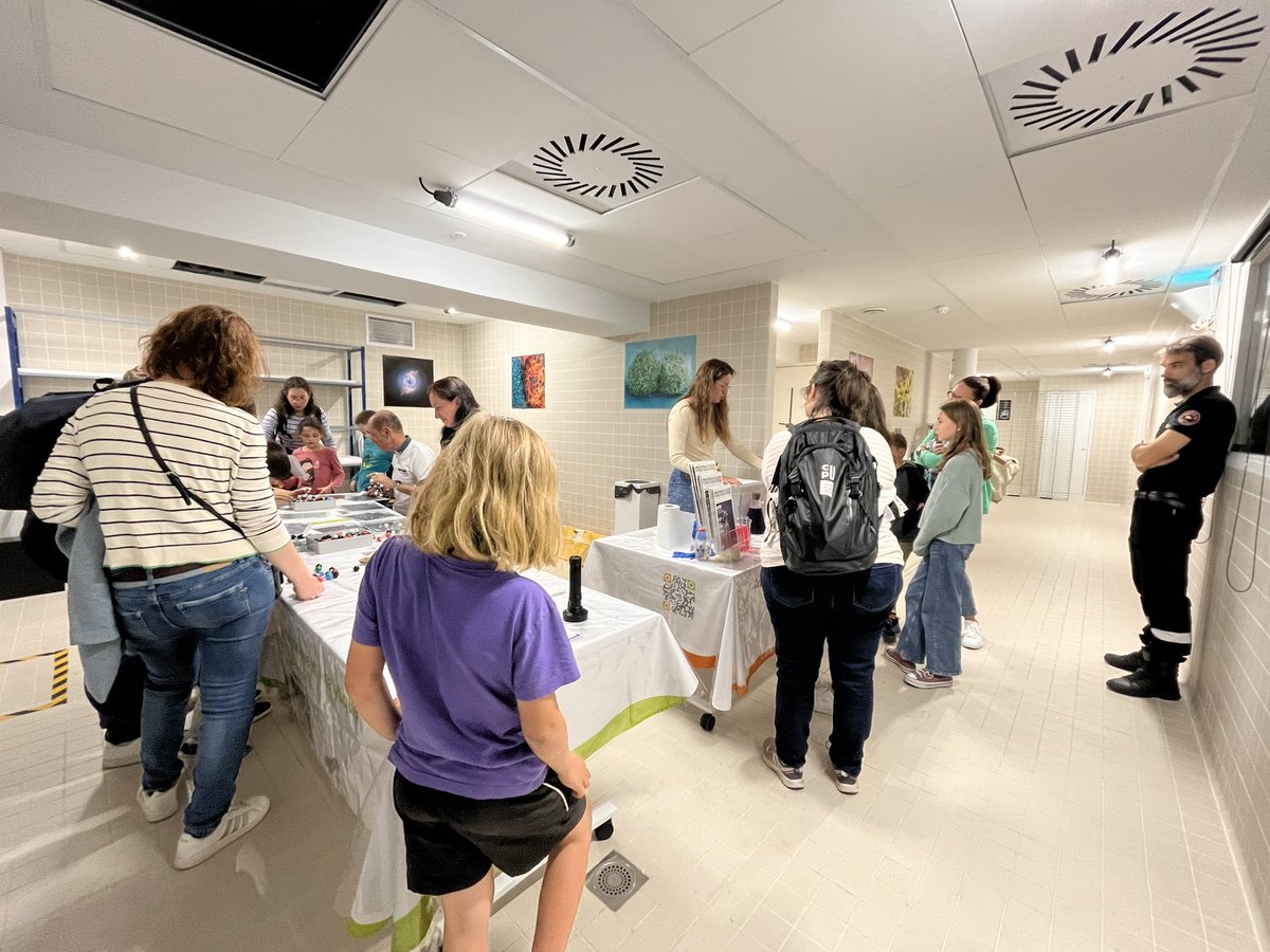 SchulerMarie1's tweet image. Fête de la Science au muséum d’Orleans #MOBE Les étudiants et permanents de l’ICOA se sont succédés pour présenter au public les activités du laboratoire sous forme de jeux chimiques pour petits et grands @ICOA_UMR7311 @Univ_Orleans