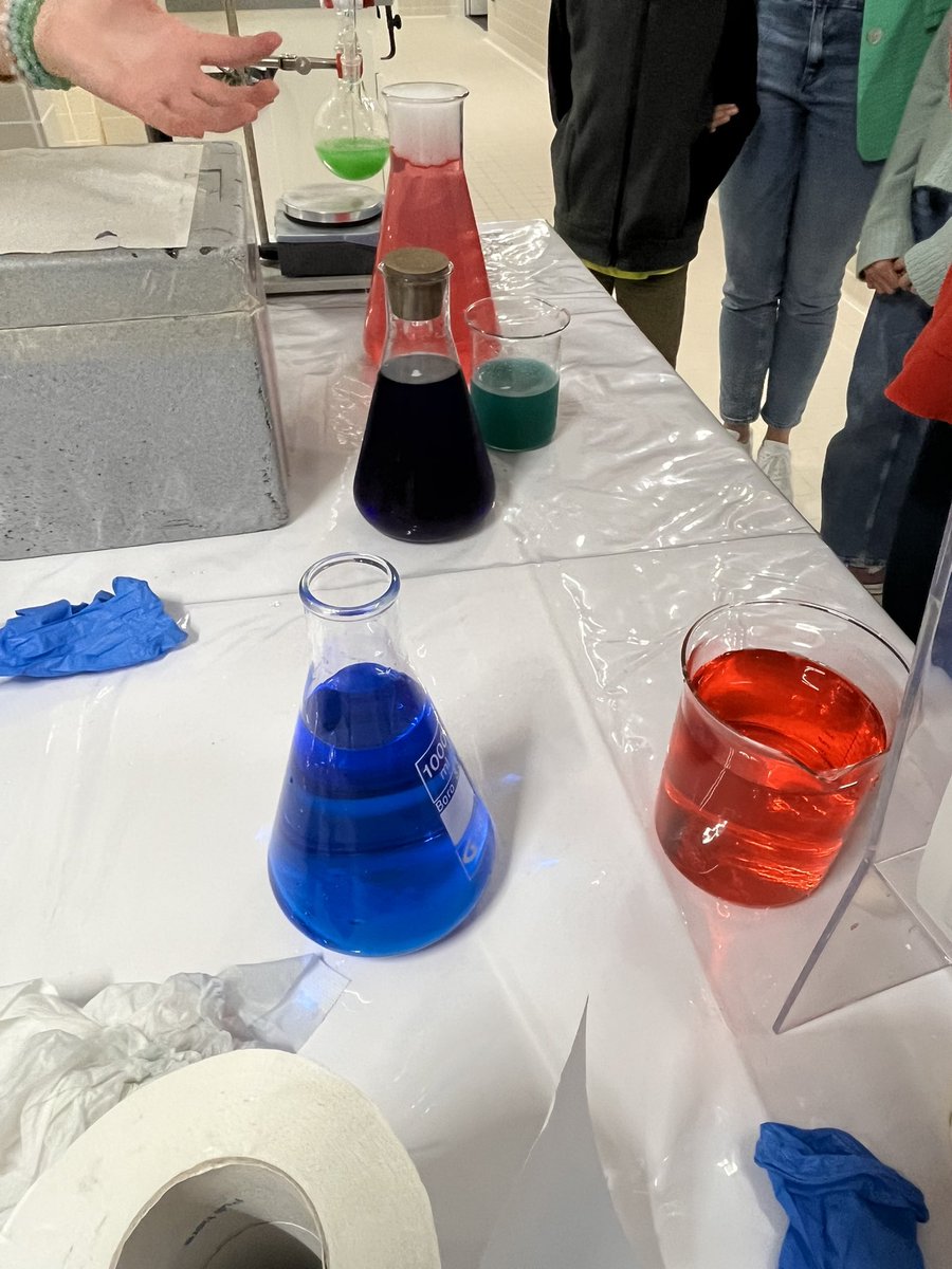 SchulerMarie1's tweet image. Fête de la Science au muséum d’Orleans #MOBE Les étudiants et permanents de l’ICOA se sont succédés pour présenter au public les activités du laboratoire sous forme de jeux chimiques pour petits et grands @ICOA_UMR7311 @Univ_Orleans