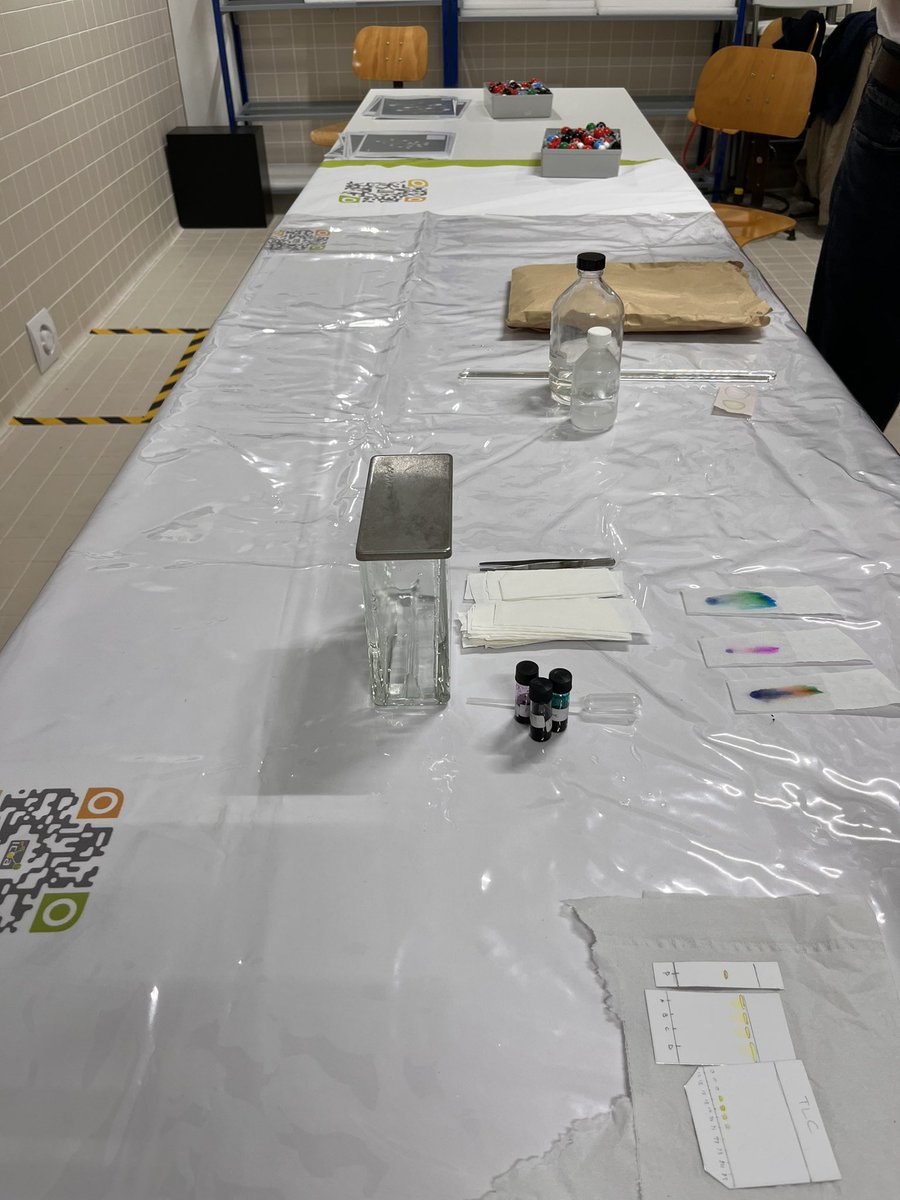 SchulerMarie1's tweet image. Fête de la Science au muséum d’Orleans #MOBE Les étudiants et permanents de l’ICOA se sont succédés pour présenter au public les activités du laboratoire sous forme de jeux chimiques pour petits et grands @ICOA_UMR7311 @Univ_Orleans