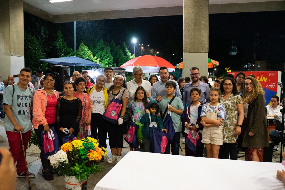 BibliotecasMed's tweet photo. Hace 8 días cerramos La vuelta al mundo en 27 bibliotecas 🇨🇴, 8.008 viajeros hicieron todo el recorrido. Durante el concurso para premiar a los viajeros frecuentes alcanzamos 5.133 préstamos en nuestra colección digital, entregamos una Kindle y dos bonos de $200.000 para libros. https://t.co/ySBAEcgWQ3