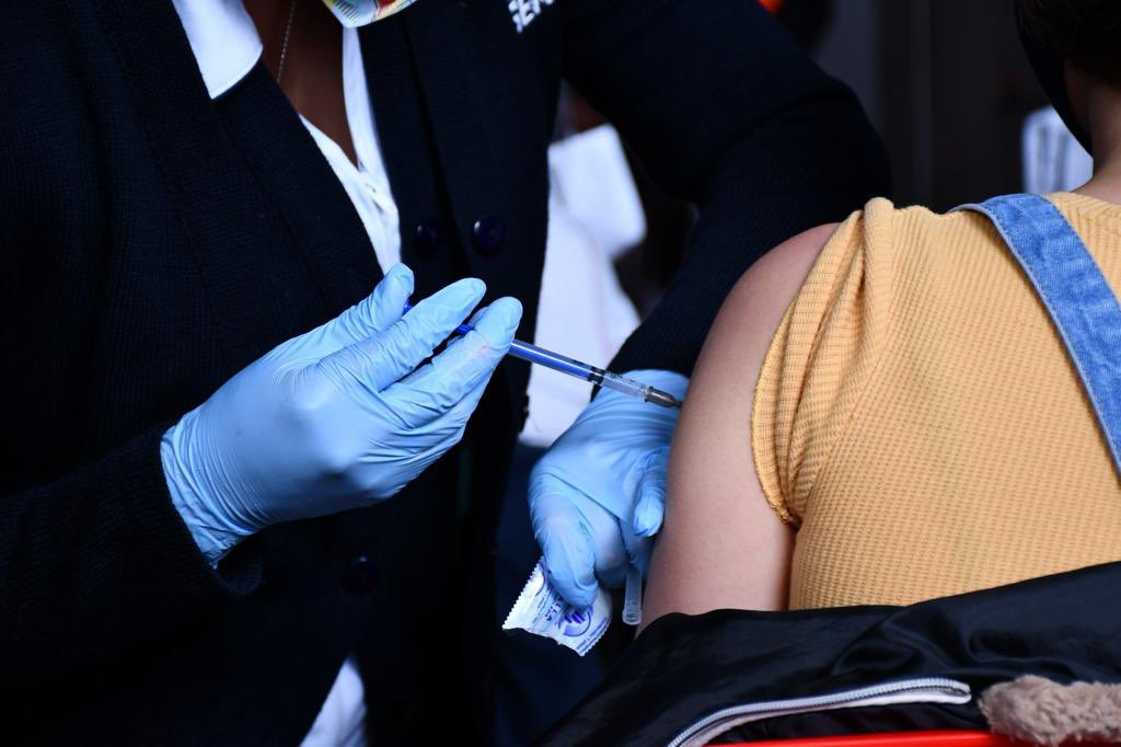 SaludEdomex's tweet photo. 📰 #ComunicadoSalud | Arranca Gobierno del Estado de México vacunación contra Influenza y COVID-19

✅ La campaña se realizará del 16 de octubre de 2023 al 31 de marzo de 2024.

✅ Para Influenza contemplan 4.3 millones de dosis…

📌Más detalles: https://t.co/4PTDrJpKbZ https://t.co/tqyJx5M0QF