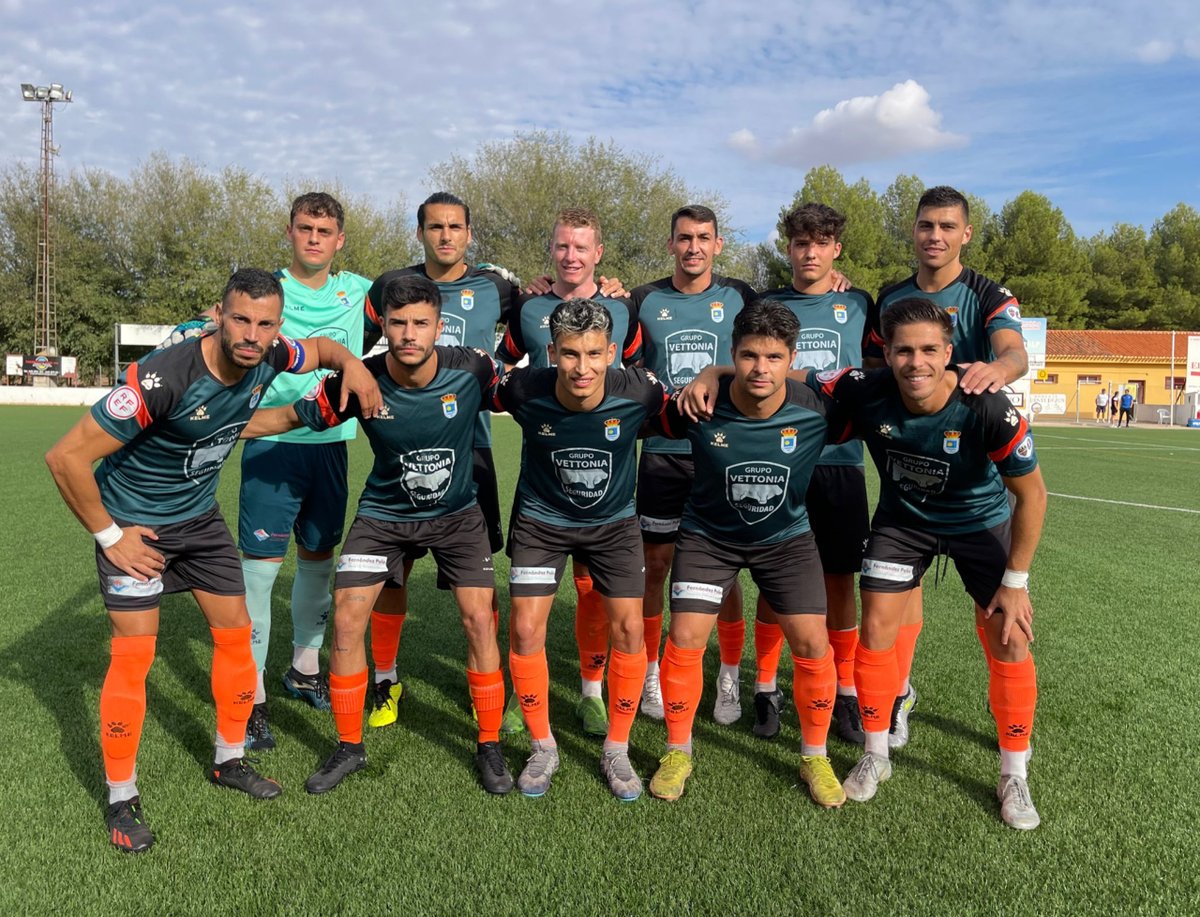 🏁 FINAAAAL primer triunfo a domicilio de los nuestros que cuajaron un gran partido y que llegaron a jugar la segunda mitad con uno menos por expulsión de Gustavo en el 46'.

A.D. San Clemente 0 🆚 CD Cazalegas Élite Ebora Formación 3.

⚽Diego Sánchez ⚽Álvaro Gil ⚽Alfre Ramos