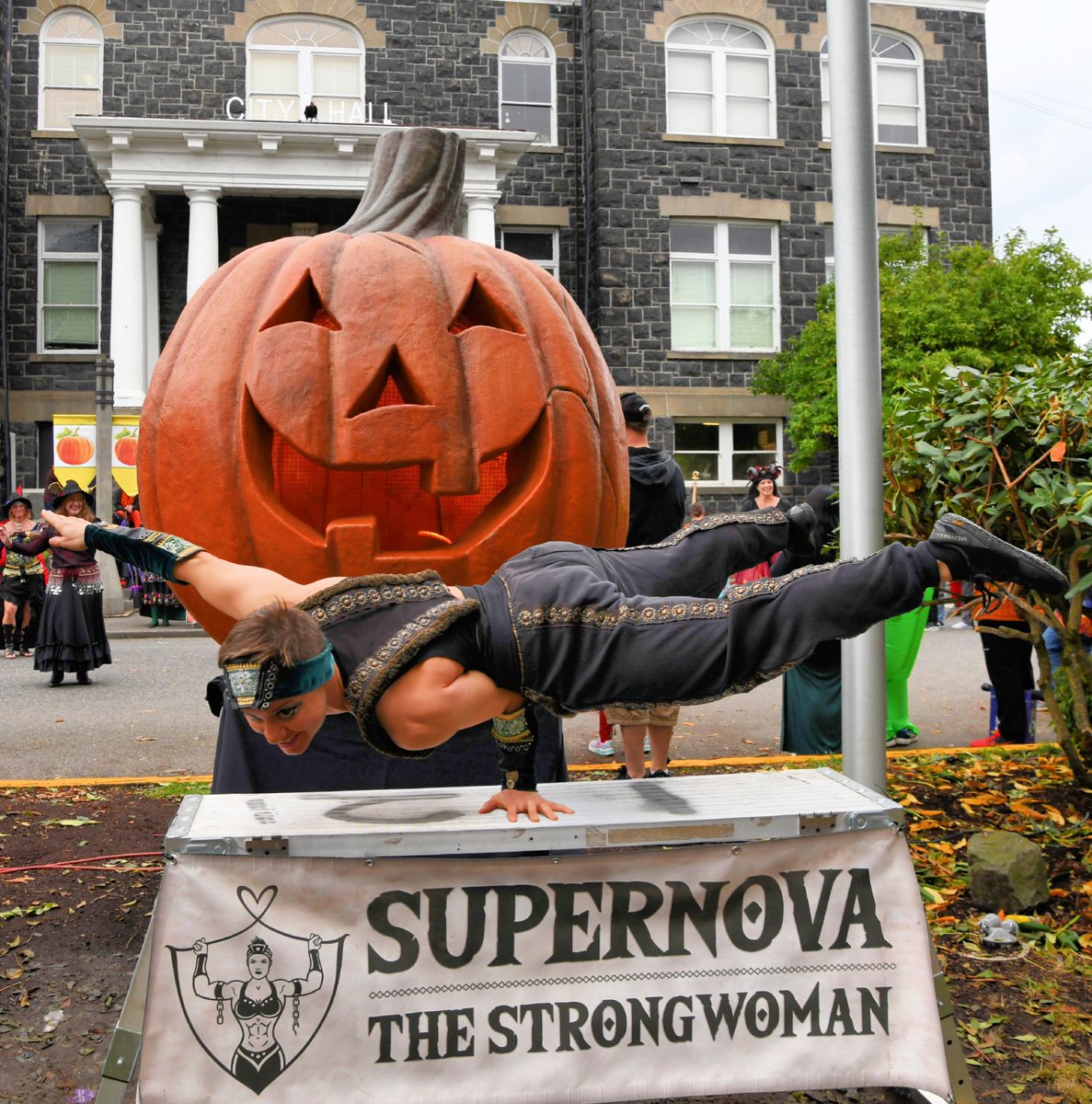 Supernova Tera Nova Zarra is performing at 12:30pm and 3:30pm today along with strolling entertainment by Coupe de Foudre, The Caldron Sisters at 1pm and 2:30pm, and pirate cannon shows by Outrageous Fortune pirates at 3pm and 5pm!