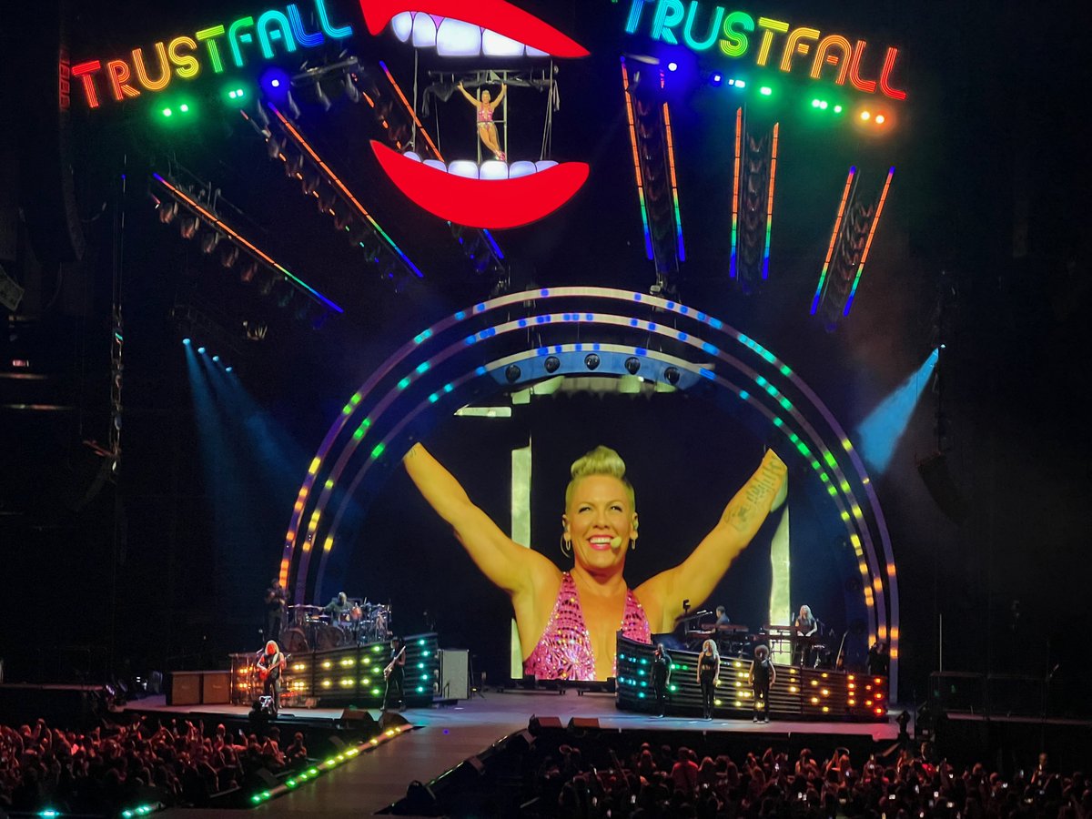 SiveMK's tweet photo. Thank you @pink for an amazing night in SF @ChaseCenter  - just what the soul needed! https://t.co/L0GvIAfipj