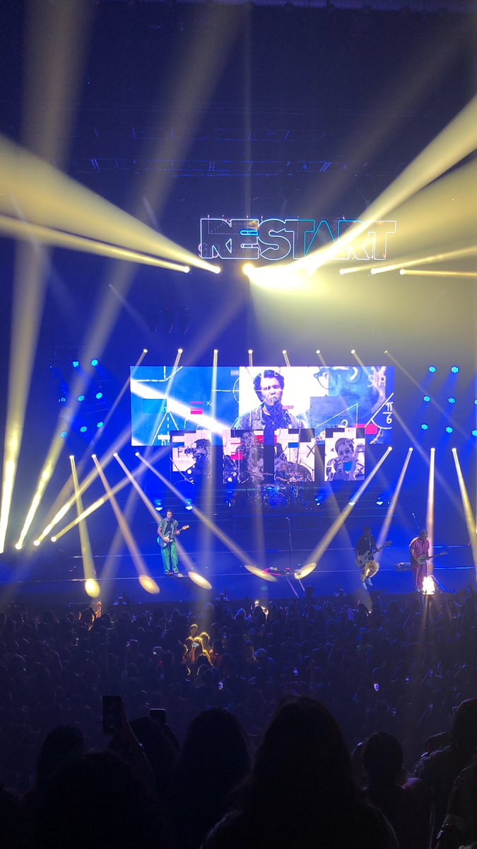biatnm's tweet photo. Que dia meus amigos, QUE DIA, que show INCRÍVEL! O meu eu de 15 anos encontrou seus ídolos depois de 13 anos e valeu tanto a pena ❤️🥰 #PraVoceLembrarTour https://t.co/7rmfHMRaHZ