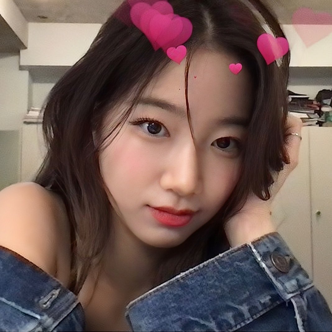 white บูมปะล่ะ tweet media