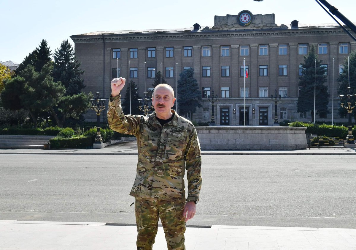FarhadGarashov's tweet photo. Bəli, nəhayət ki, Xankəndi səmasında Azərbaycanın
🇦🇿üçrəngli bayrağı məğrur-məğrur dalğalanır!
Hisslərimizi və duyğularımızı sözlərə ifadə etmək çox çətindir...
20 ildir ki, dəmir yumruq, uğurlu diplomatiya, dəmir iradə ilə yollar qət olundu. 3 ildir ki cənab Prezidentimiz bizlərə illərlə arzusunda olduğumuz sevinc, fəxr, qürur hisslərini ən gözəl formada yaşadır. 
Bu təntənəni bizə yaşadan Müzəffər Rəhbərimizə, dövlətimizə, ordumuza, xalqımıza təşəkkür edir, şəhidlərimizə Allahdan rəhmət diləyirəm. Eşq olsun Müzəffər Ali Baş Komandana, Allah müstəqil Azərbaycan Respublikasının Ali Rəhbərini, onun ailəsini və Qalib Azərbaycan xalqını qorusun!
#QarabağAzərbaycandır #İlhamƏliyev #QalibSərkərdə #Azərbaycan #Xankəndi
