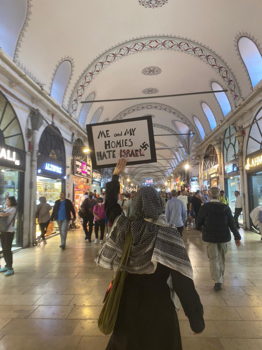 “Ey umuda pusu kuranlar! 
Kirli akanlar can evimize
Ey doğu, ey batı, ey insan! 
Allah var! Gam yok, korku yok yüreğimizde! 
Direndik, direneceğiz düşmana! 
Baş eğmedik, baş eğmeyeceğiz zorbaya!