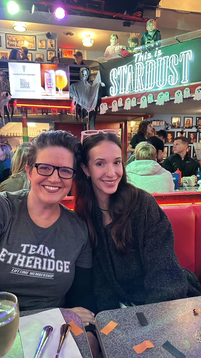 LovesMEmoore's tweet photo. @metheridge Here we come to see the best show on earth!! Celebrating October birthdays! @JersyGirlLuvsME @_mill3nnium_ #MyWindowBway #TeamME #Broadway #musical #nyc #mywindow https://t.co/7STtfAgCf3