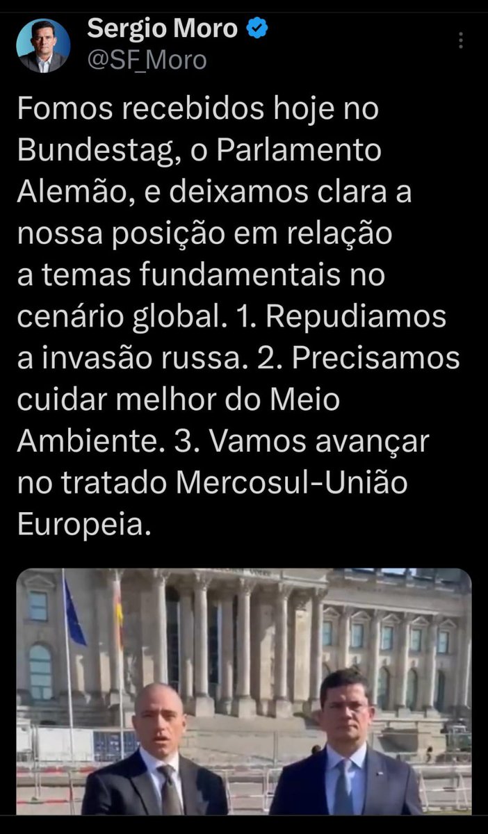 o_jurunense's tweet photo. O TAMANHO DO ANÃO:

Durante a campanha 2022, Moro viajou até a Alemanha. Fez um vídeo NA FRENTE do prédio do Parlamento e meteu um "FOMOS RECEBIDOS no Parlamento Alemão".

Claro que logo começou uma zoação geral. Ciro disse que ele foi recebido pelo porteiro ou jardineiro😂(+) https://t.co/F5G5P0lXof