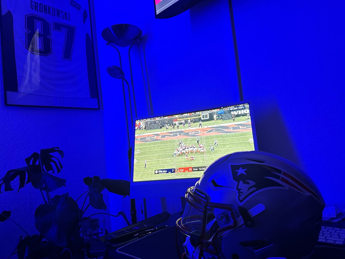 B3astm0deTV's tweet photo. Na dann mal los!!!
Und @man_dammn guckt mit mir Football und warten beide  gespannt auf unsere @Patriots. 

#rtlnfl #NFL #ForeverNE @RTL_Sport #RTLFootball #PatsNation🇩🇪 https://t.co/rOchhpZs2x