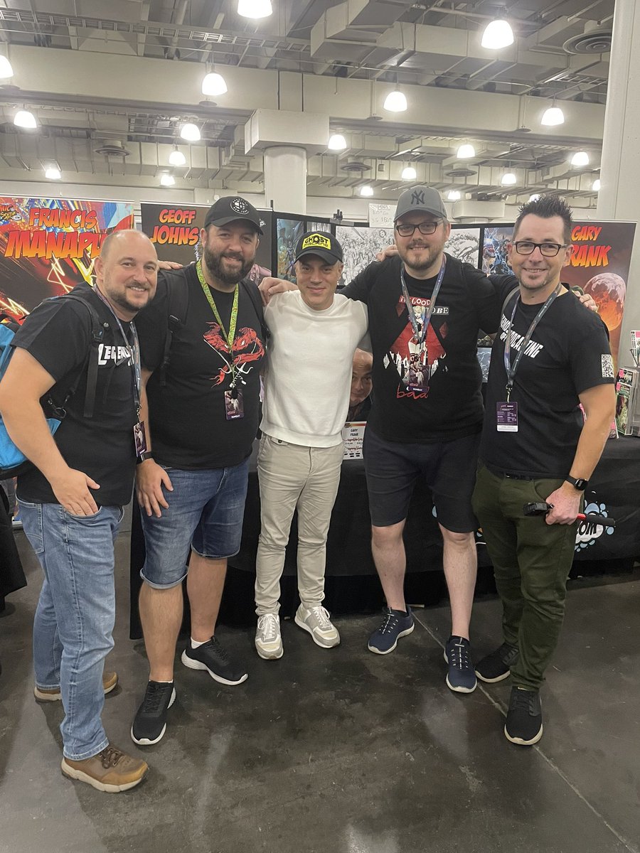 LegendsOfPod's tweet photo. Amazing day at NYCC when you find out Geoff Johns. The living legend of DC and behind so many great stories is a fan of the channel. 

#nycc #geoffjohns #stargirl #dccomics #dc #youtube https://t.co/ZNHFpvqUKL