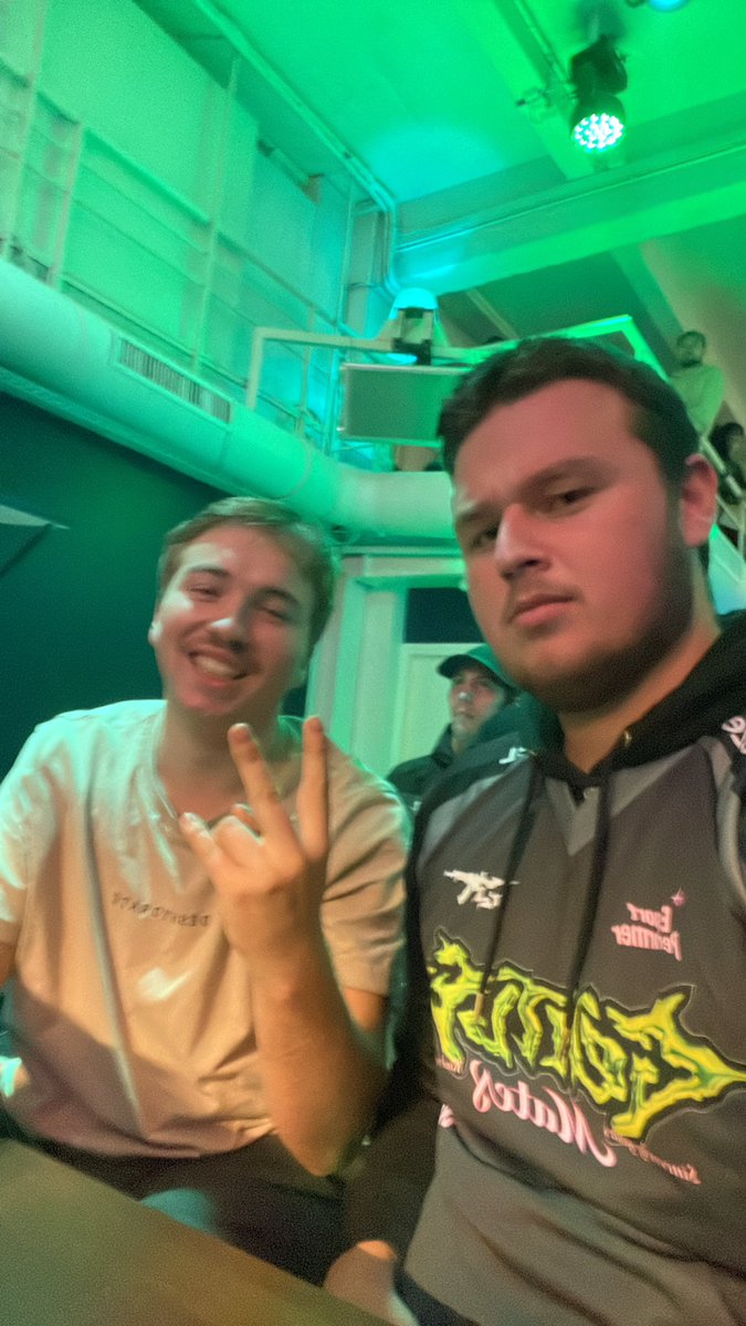 Eloyeuh's tweet photo. @gentlemates Salut c’est nous au premier plan 😂#M8WIN https://t.co/BLf6K8lfgi