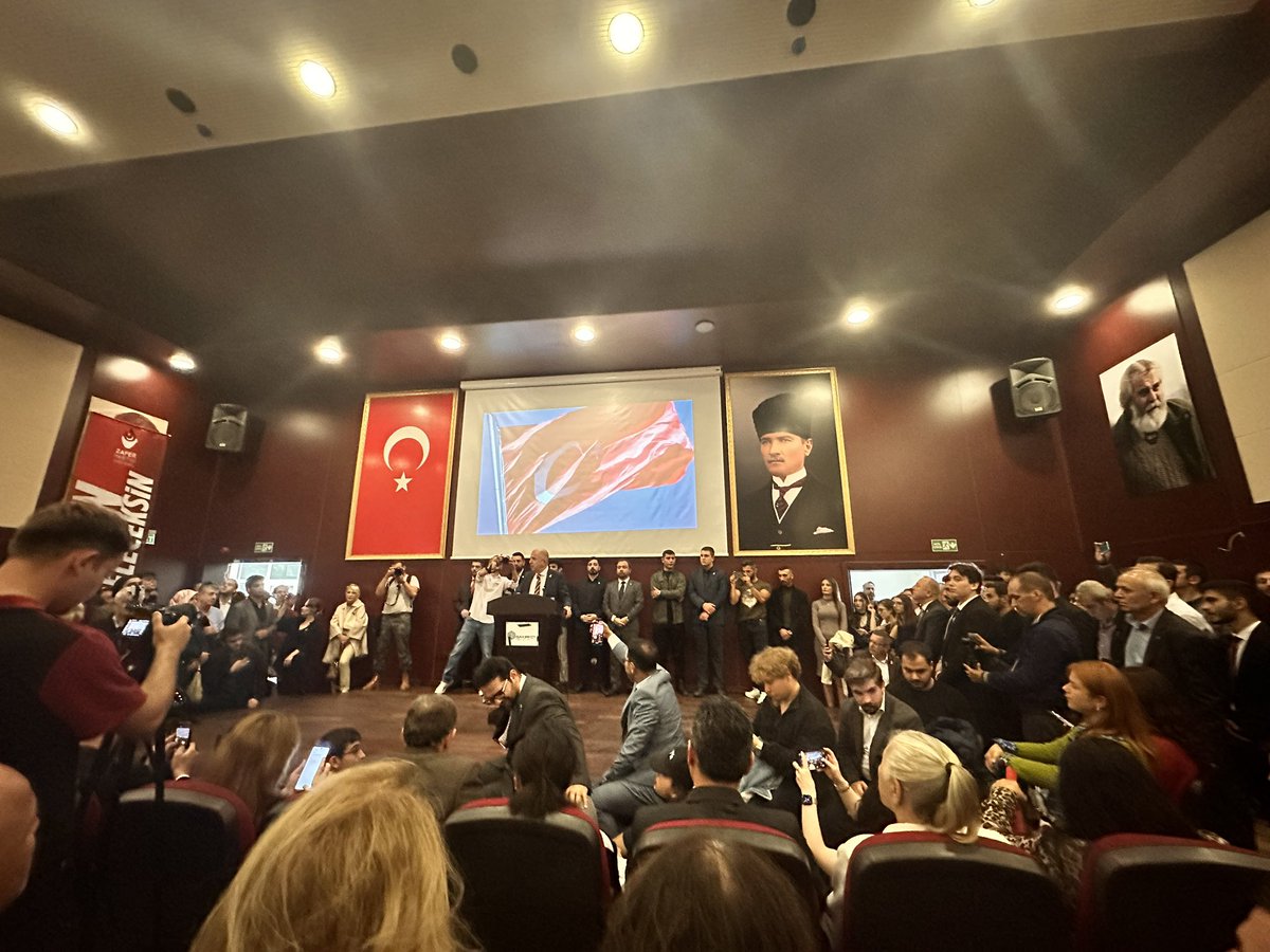 sonmez_sumer's tweet photo. Bugün, İstanbul İl Gençlik Kollarının yapmış olduğu organizasyonda, baş konuşmacı olarak katılan Genel Başkanımız Sayın @umitozdag Zafer Partisi ve Atatürk İzinde Türk Milliyetçiliği başlıklı konuşmasında salonlara sığmadık🇹🇷 @zaferpartisi @eerhan1 https://t.co/s3H7Mrdztr